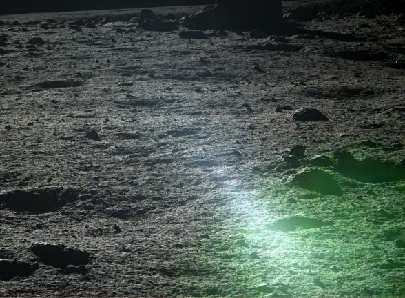 Фотография Чанъэ-3 - зелёный блик на лунной пыли