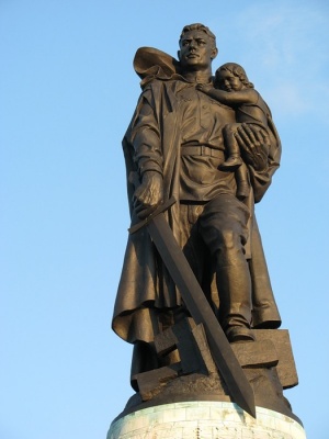 Памятник советскому воину в Трептов парке в Берлине.jpg